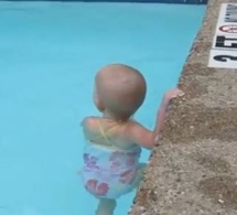 Un bébé nage dans une piscine!