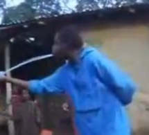 [VIDEO BUZZ] Un Africain remplit une bouteille d'eau avec sa bouche !!!