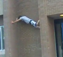 Un homme escalade la façade d'un immeuble de 10 mètres entre deux murs