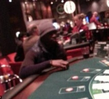 Photo: Papiss Cissé refuse de porter le maillot de Newcastle, mais il va au Casino quand même. Regardez