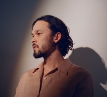 Justin Nozuka revient avec l'EP live now &amp; then