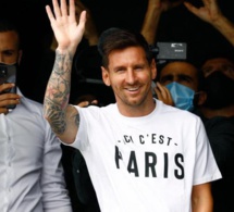 Lionel Messi est arrivé à Paris avec un T-Shirt “Ici c’est Paris”.