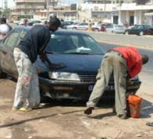 Lavage de voiture : deux jeunes ouvrent le véhicule de leur «client» et disparaissent avec ses deux téléphones portables