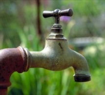 Remplacer le robinet par le « Ndaal » ou comment rire de la pénurie d’eau? par Rabia Diallo