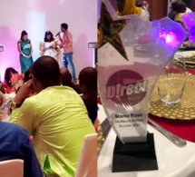 Waly Seck remet le trophée de la meilleure actrice social de la banlieue à Nd Mareme Diedhiou dit Mama Rose