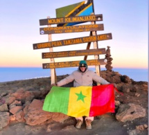 Découverte: Un marocain amoureux du Sénégal avec son drapeau au Mont Kilimanjaro