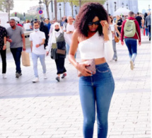 Queen Biz se balade en tenue sexy dans les rues de Paris Champs Elysées