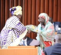 [Vidéo] Sokhna Dieng Mbacké offre un bouquet de fleurs à Aminata Touré