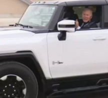 Joe Biden s'éclate au volant d'un Hummer électrique