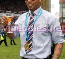 Une coupe de champagne pour le grand footballeur, El Hadji Diouf