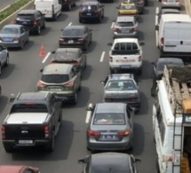 Un camion gros-porteur en panne crée des embouteillages monstres sur l'autoroute à péage et la RN 1