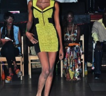 Un mannequin du concours Miss Africité tente de camoufler ses tâches de "khéssal" (dépigmentation) avec de la poudre