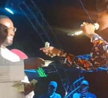 (Vidéo) Cheikh Gadiaga l’ami de Cheikh Amar arrose Wally Seck de billets…