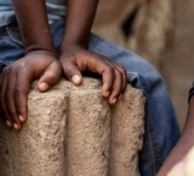Une mère brûle les mains de son fils pour l'empêcher de jouer avec son sexe
