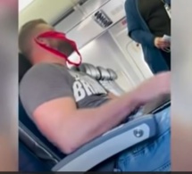 Un homme expulsé d’un avion pour avoir porté un string en guise de masque…(vidéo)