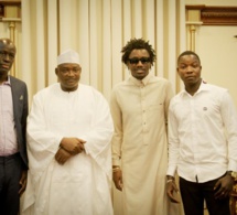 AUDIENCE: Waly Seck reçu par le president de la republique de la Gambie Adama Barro avant le gala
