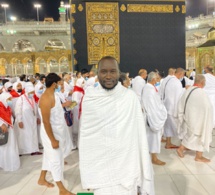 A La Mecque, Oustaz Modou Fall pose derrière la Kaaba