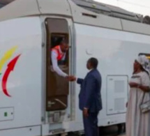 Exclusif – Voici le tout premier ministre à rentrer chez lui à bord du nouveau train express régionale