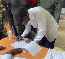 Vote du candidat de la Medina Cheikh Ahmed Tidiane Ba dans son bureau de vote.
