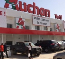 Mouvement d’humeur des employés d’Auchan : Des brassards rouges pour manifester leur mécontentement à la direction