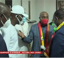 Direct aéroport LSS: Accueil des lions du Sénégal  le pouvoir et l’opposition ensemble à l’aéroport