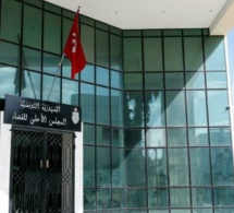 Le siège du Conseil supérieur de la magistrature à Tunis a été encerclé par la police lundi, après la décision du chef de l'État Kaïs Saïed de dissoudre cet organe de supervision judiciaire. Son président, Youssef Bouzakher, a déploré une mesure "ill