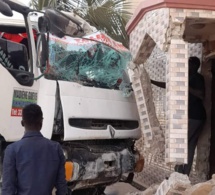Saint-Louis: Un camion rate un virage et fonce sur une maison