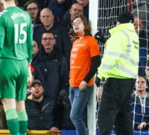 Everton-Newcastle: Un nouveau militant s’accroche au poteau et provoque l'interruption du match