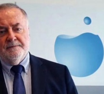 Forum Mondial de l’eau : Loïc Fauchon remet le manuscrit du poème « Totem » (Léopold S Senghor) à Macky Sall