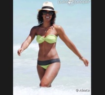 Kelly Rowland plus sexy que jamais, entre plage dorée et baignades !