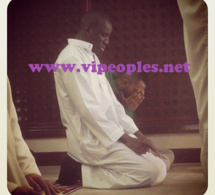 Photo: Demba Ba en mode recueillement