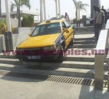 SENEGAL INSOLITE - Quand le chauffard descend des escaliers avec son taxi !