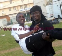 Que fait Waly Seck dans les bras d' un homme ?