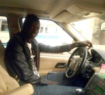 Le professeur Mamadou Mbengue dans sa bagnole, fait tomber les filles !!!