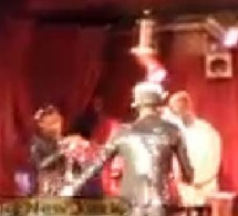Vidéo: Le Goordjiguène Pape Mbaye fan de waly Seck lui offre des liasses de dollars