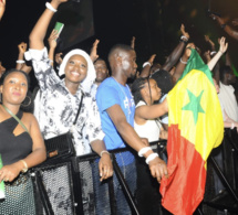 Paris Bercy Incroyable Youssou Ndour très heureux rend hommage à ses Fans venus partout pour le G.B
