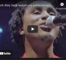 New York Waly Seck reussit une entrée extraordinaire sur scène et enflamme son public à Manhatan