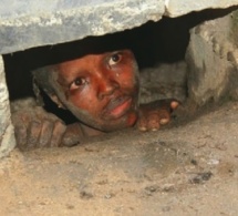 Photos choquantes: une présumée sorcière se change en un oiseau et reste coincée sous un drainage à Lagos ( Nigéria)