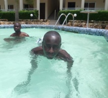 Pape Alé Niang prend du bon temps à la piscine