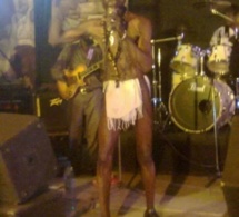 Zoom Photo: Souleymane Faye presque nu sur scène