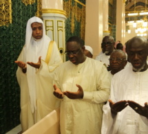 Zoom Photo: Macky Sall se recueille au mausolée du Prophète MOUHAMMAD (Psl)