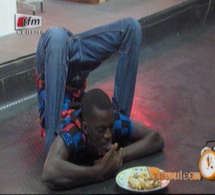 Video: Cet homme sait tout faire avec son corps regardez