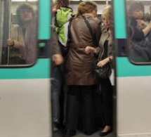 La victime d’une main aux fesses se rebelle et le gifle : l’agresseur maîtrisé par les passants