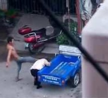 Un homme violent bat sa femme et se fait corriger par des passants Regardez