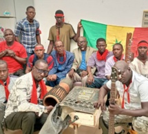 Les musiciens de l'orchestre national en brassards rouges