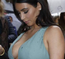 Kim Kardashian ne lésine pas sur le décolleté