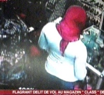 Video: une femme Prise en flagrant delit de vol dans un magasin grâce aux caméras de surveillance Regardez