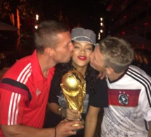  Photos: Rihanna flashe carrément pour l’Allemagne et Götze. Regardez