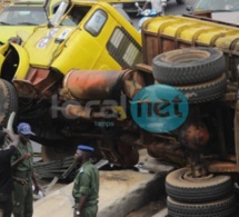 Photos - Un camion se renverse sur la VDN