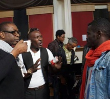 Actuellement en tournée européenne: Youssou Ndour en discussion avec Mbaye Dieye et Pape Moussa